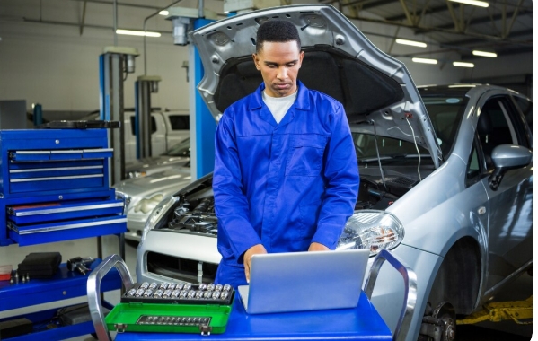 Car breakdown services in Dubai provide 24/7 emergency roadside assistance and vehicle transport designed to keep drivers safe on the UAE's high-speed highways, busy urban corridors, and off-road desert terrains. Operating under harsh climate conditions that accelerate mechanical strain—such as battery drain and tire blowouts—these professional networks deliver rapid response, usually reaching stranded motorists within 30 to 45 minutes.